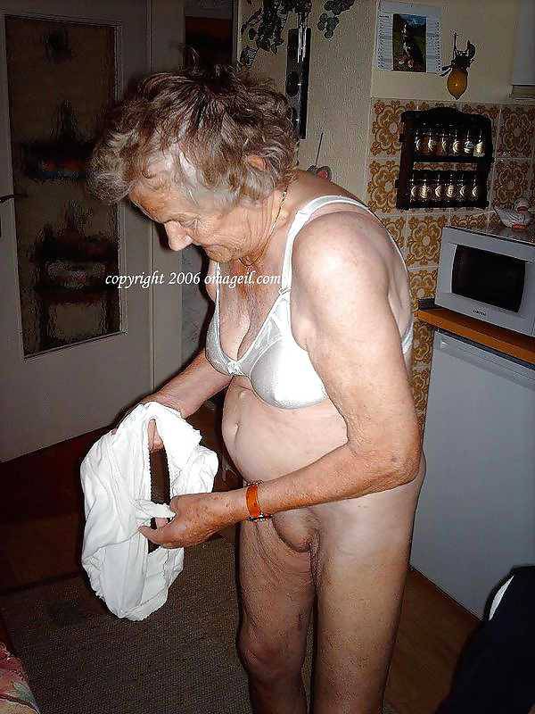 OmaGeil Old amateur grandmas posing at home