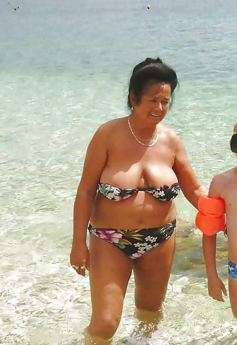 BBW matures and grannies at the beach 216